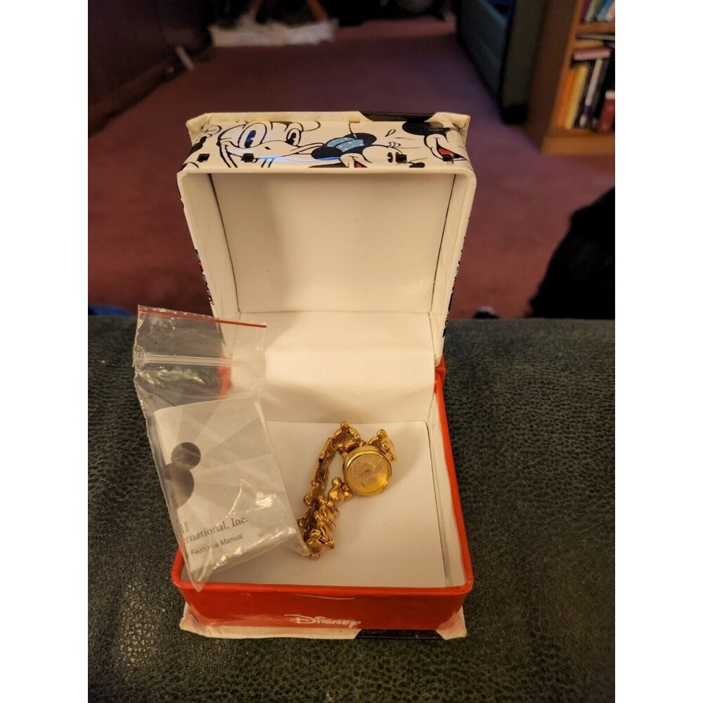 Vintage Lorus Mickey Mouse Disney Ladies Watch face is scratched damaged box